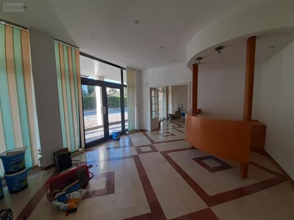 Fonds et/ou murs commerciaux à louer à Divonne-les-Bains dans l'Ain (01220), ref : 01047-L164