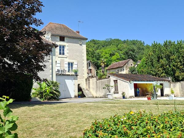 MAISON DE CARACTERE AVEC PISCINE