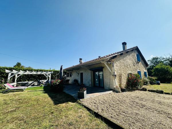 Maison en pierre de 2-3 chambres avec bureau et mezzanine, garage et dépendance