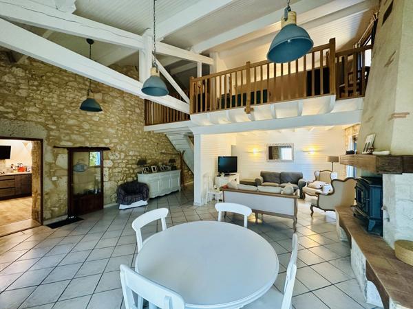 Maison en pierre de 2-3 chambres avec bureau et mezzanine, garage et dépendance