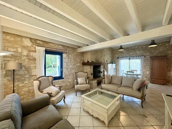 Maison en pierre de 2-3 chambres avec bureau et mezzanine, garage et dépendance