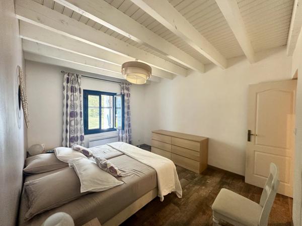 Maison en pierre de 2-3 chambres avec bureau et mezzanine, garage et dépendance