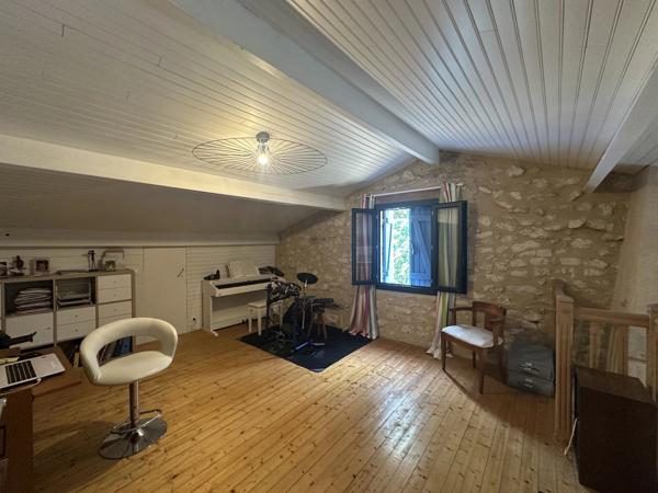 Maison en pierre de 2-3 chambres avec bureau et mezzanine, garage et dépendance