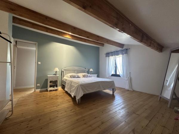 Maison en pierre de 2-3 chambres avec bureau et mezzanine, garage et dépendance