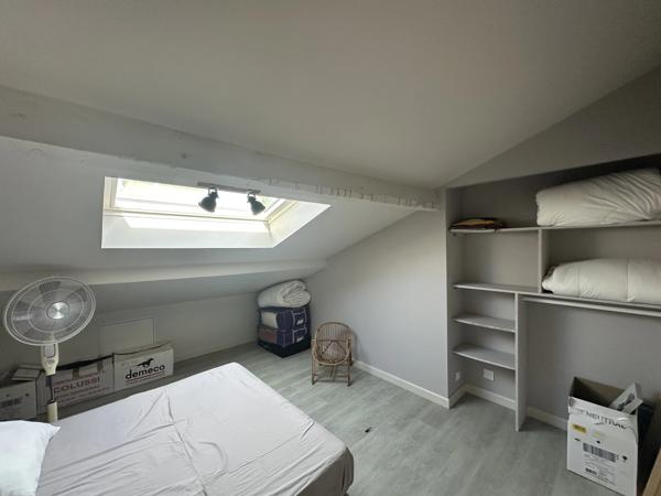 Maison en pierre de 2-3 chambres avec bureau et mezzanine, garage et dépendance