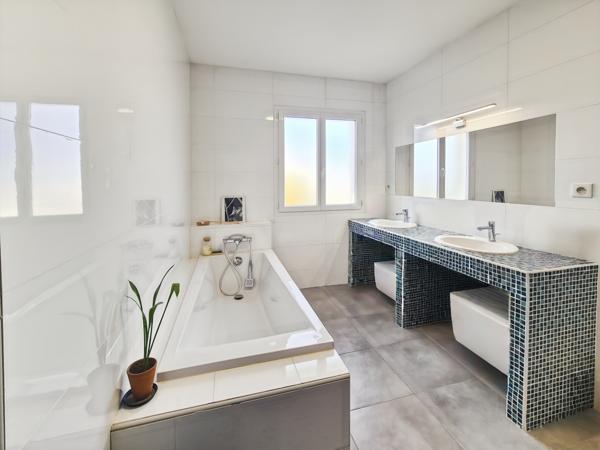 Auch (32000) Maison T6 de 205m2 avec garage en sous-sol, jardin et piscine - 10 min Auch