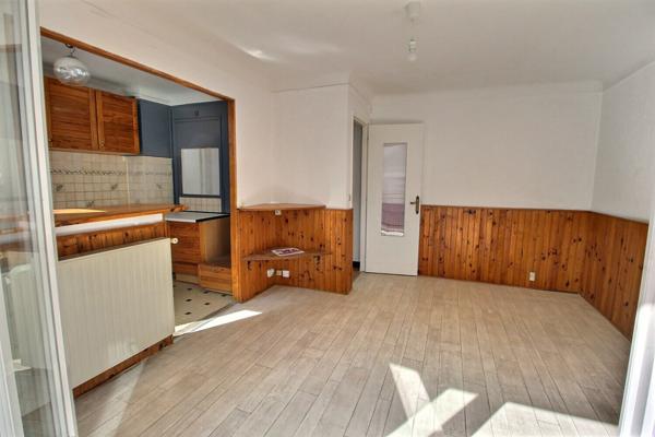 MONTREUIL, 600 DU METRO LIGNE 11, APPARTEMENT 2 PIECES AVEC BALCON, CAVE ET PARKING. TRES LUMINEUX AVEC SON EXPOSITION PLEIN SUD.