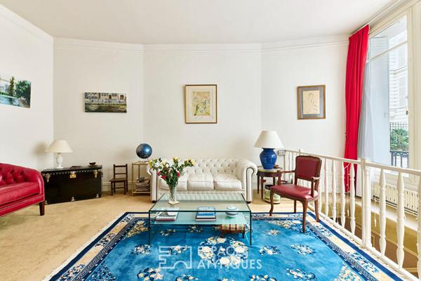 Haussmannien sur vaste cour avec salle disco – Rue de la Pompe