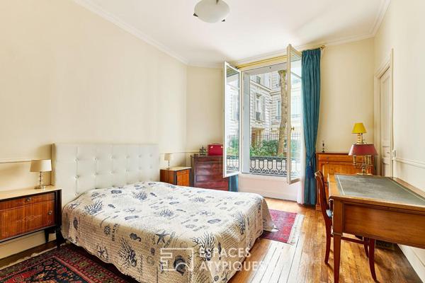 Haussmannien sur vaste cour avec salle disco – Rue de la Pompe