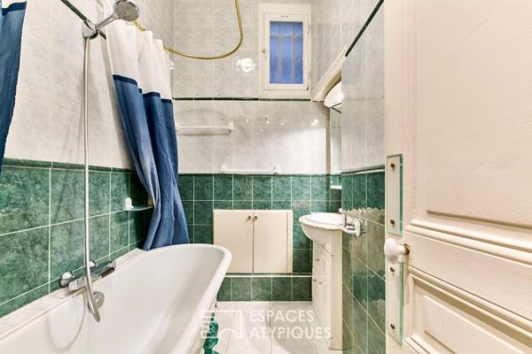 Haussmannien sur vaste cour avec salle disco – Rue de la Pompe