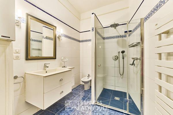 Haussmannien sur vaste cour avec salle disco – Rue de la Pompe