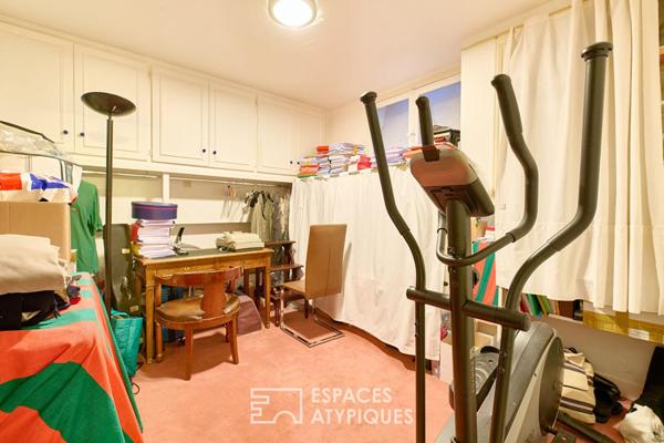 Haussmannien sur vaste cour avec salle disco – Rue de la Pompe