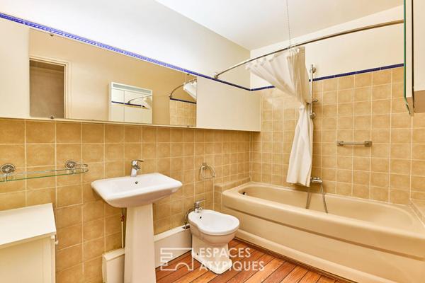 Haussmannien sur vaste cour avec salle disco – Rue de la Pompe