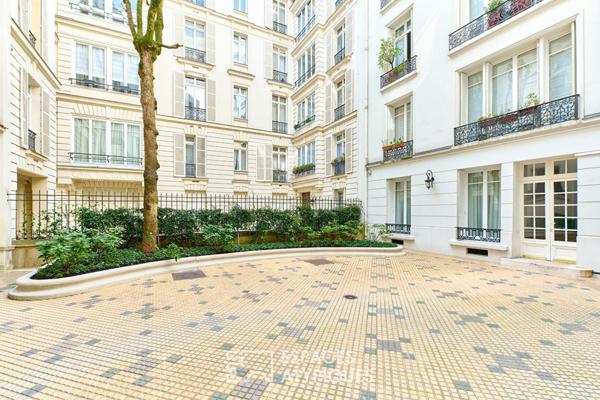 Haussmannien sur vaste cour avec salle disco – Rue de la Pompe