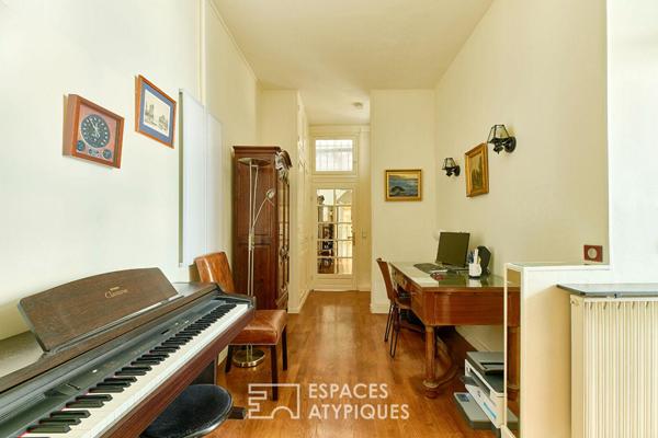 Haussmannien sur vaste cour avec salle disco – Rue de la Pompe