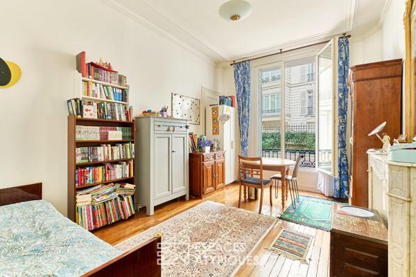 Haussmannien sur vaste cour avec salle disco – Rue de la Pompe