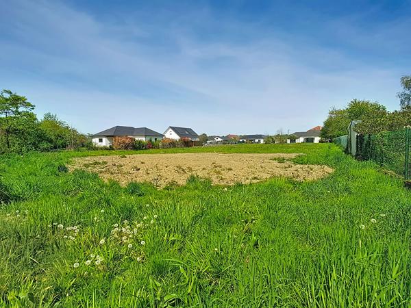 A vendre à ASSAT en limite de MEILLON Terrain constructible viabilisé de 1251 m² au calme et en fond d'impasse