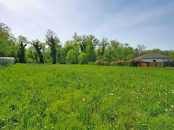 A vendre à ASSAT en limite de MEILLON Terrain constructible viabilisé de 1251 m² au calme et en fond d'impasse