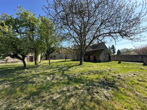 Ferrières proche à 3 mn - Corps de ferme de 4 bâtiments potentiel de 120 m2 environ sur Terrain de 1 427 M2