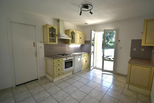 BOLLENE, quartier résidentiel, jolie villa de pl pied T4 de 103 m2 + garage construite en 2000 sur terrain clos de 971 m2