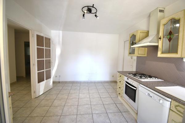 BOLLENE, quartier résidentiel, jolie villa de pl pied T4 de 103 m2 + garage construite en 2000 sur terrain clos de 971 m2