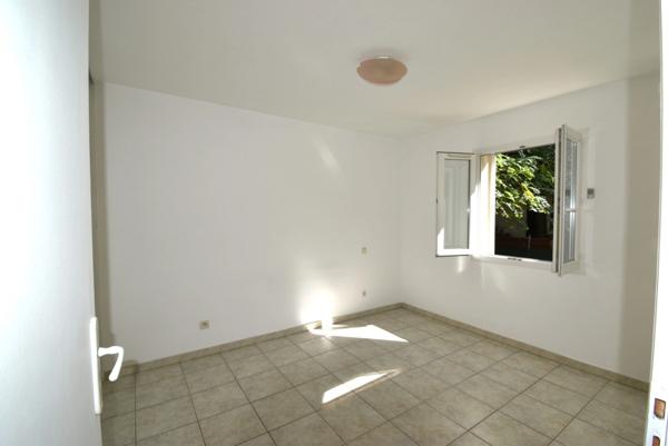 BOLLENE, quartier résidentiel, jolie villa de pl pied T4 de 103 m2 + garage construite en 2000 sur terrain clos de 971 m2