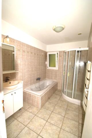 BOLLENE, quartier résidentiel, jolie villa de pl pied T4 de 103 m2 + garage construite en 2000 sur terrain clos de 971 m2