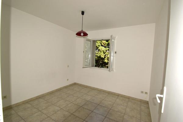 BOLLENE, quartier résidentiel, jolie villa de pl pied T4 de 103 m2 + garage construite en 2000 sur terrain clos de 971 m2