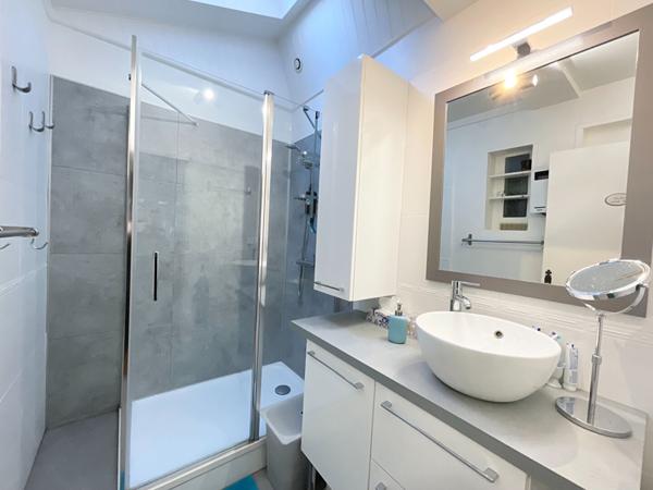 PESSAC-CAP DE BOS. Maison Beaux volumes - 7 pièces - 170m2 - Garage - Parcelle 620m2