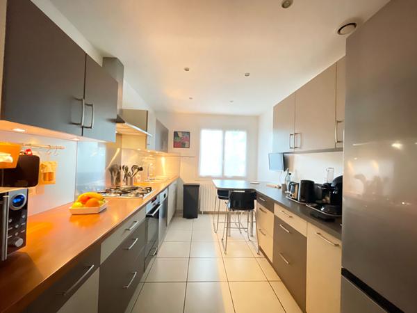 PESSAC-CAP DE BOS. Maison Beaux volumes - 7 pièces - 170m2 - Garage - Parcelle 620m2