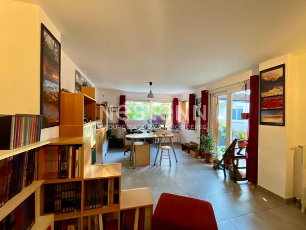 PESSAC-CAP DE BOS. Maison Beaux volumes - 7 pièces - 170m2 - Garage - Parcelle 620m2