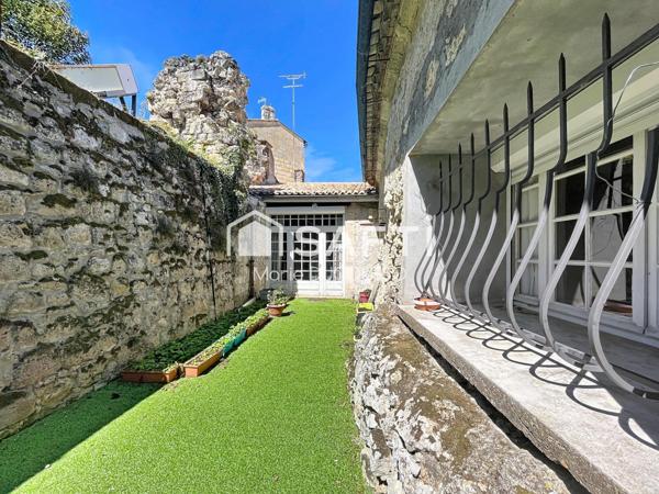 Demeure en pierre avec vue Dordogne