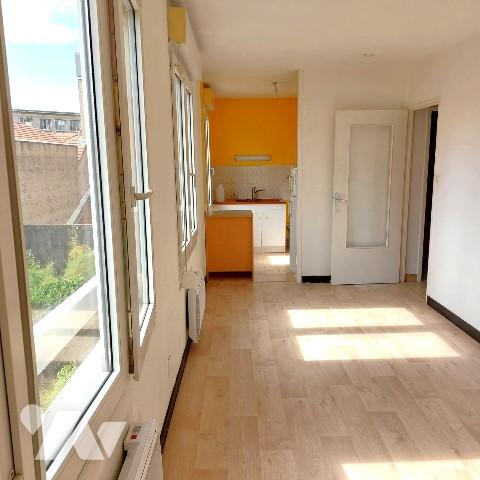 Un studio d’une surface d’environ 33 m²
Garage en sous-sol.