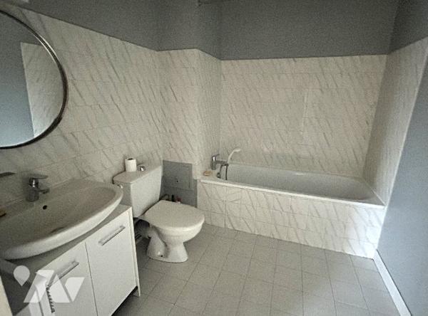 Un studio d’une surface d’environ 33 m²
Garage en sous-sol.