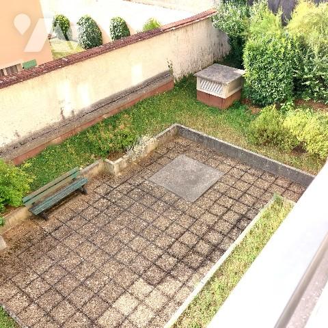 Un studio d’une surface d’environ 33 m²
Garage en sous-sol.