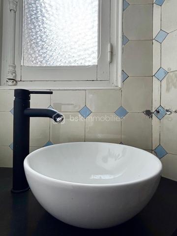 nouveau prix 775 000 euros FAI
Bienvenue dans cette villa, œuvre architecturale de Fernand César (1886-1969), associé et fils de l’architecte Félicien (1849-1930) livrée en 1912 à son commanditaire - l’industriel Adrien Humblot spécialiste de l’impression photographique - dans l’état que nous lui connaissons aujourd’hui. Elle sera habitée par François Streiff, doyen de la faculté de médecine et spécialiste de l’histoire artistique lorraine avant de l’être discrètement par les propriétaires actuels.

Toutes les façades -objet d’un soin architectural sans ostentation- s’articulent les unes aux autres avec bonheur par l’usage approprié du pan cassé. La façade sur rue sait exploiter le dénivelé sur rue et en profondeur grâce à l’horizontale du mur de clôture puis de soutènement en opus incertum de « mosaïque de roche ». Les éléments verticaux que sont la tour octogonale et la discrète entrée (que l’on dirait maçonnique) « écrivent » l’immeuble entre art nouveau et éclectisme.
1909, année de sa conception, correspond au chant du cygne du mouvement de l’École de Nancy. Les César sont reconnus pour une production architecturale polymorphe tant à Nancy, qu’à Vittel. Dès 1905 le fils seconde son père et s’en affranchit peu à peu mais continue de collaborer avec les artisans art nouveau de la seconde génération- ce qui ne manque pas de donner à cette villa toute sa singularité de dépouillement, de transition,  et de prélude à l’art déco dont nous fêtons le centenaire. 
Les interventions d’arts appliqués sont donc remarquablement mesurées : ferronneries, ébénisteries, céramiques, staff. Sauf celles de Jacques Gruber, qui foisonnent en un florilège de lumières, de compositions savantes au thème végétal et d’excellence des techniques mises en œuvre : grisailles, verres martelés, cabochons, gravures à l’acide…
Rappelons que le prolifique maître-verrier nancéien est l’auteur de vitraux pour la Chambre de Commerce et d’Industrie, la villa Majorelle et - avec les mêmes César - de l’immense verrière du siège nancéiens du Crédit Lyonnais.  

SUR UN PLAN PLUS TECHNIQUE…
Parlons chiffres d’abord : 
La surface utile totale est de 482 m2 décomposée ainsi :
Habitable : 315 m2
Annexes en sous-sol : 132 m2
Annexes aux étages et combles (compris surf. Planchers) : 35 m2
Non compris les surfaces de terrasses : 76 m2 (hors deck du jardin)
La contenance cadastrale est de 738 m2 développés en cœur d’ilot en jouxtant l’atelier sanctuarisé ayant vu la création du camouflage.
La consommation énergétique effectivement constatée sur base des factures est de 8000 à 8500 € l’an comprenant la production d’eau chaude sanitaire par cumulus électriques, le chauffage central produit par chaudière fuel et une consommation de bois d’environ 2 stères : bien loin des 20 000 € moyens issus du DPE. Malgré la médiocrité des performances théoriques, la maison s’avère confortable du fait de l’inertie de ses corps de chauffe surdimensionnés mais je ne peux cependant passer sous silence un comble démuni en période caniculaire mais qu’il serait aisé d’améliorer.
A la faveur de la récente rénovation, les réseaux électriques -intégralement encastrés- ont été renouvelés et complétés par un appareillage atemporel de boutons tournants.
La sécurité de la maison est assurée par détecteurs volumétriques et caméra pilotable.
Les revêtements de sol sont principalement de carreau en grès incrusté de Landrecies ou de parquet de chêne à pose en chevron. Les escaliers sont en comblanchien et doté de garde-corps en fer forgé. L’intervention contemporaine concerne le sol de béton peint des combles, le renforcement de toutes les canalisations et d’installations sanitaires supplémentaires.
La cuisine a fait l’objet d’un renouvellement récent par de nombreux agencements fonctionnels servis par de belles matières simples et nobles.
La maison dispose d’une telle quantité d’espaces servants en sous-sol et répartis aux étages que le mobilier peut être réduit à l’essentiel. 
Les dimensions généreuses du garage d’une hauteur supérieure à 270 cm lui permettent de stationner simultanément une berline voire un utilitaire et une moto. Le tout protégés par les vantaux d’origine coulissants, robustes et motorisés.

MAIS PLACE A LA VISITE !
Le rez-de-chaussée -réduit à sa fonction d’entrée- est mis en relation avec le bien-nommé « piano nobile » par un escalier vertigineusement théâtral qui nous amène directement au bureau.  Puis nous accédons à ce vaste hall central qui distribue les espaces de réception par un couple de portes à galandage vitrées qui favorisent ainsi avec la salle à-manger et le salon un espace de réception de quasiment 60 m2 voire de 75 m2 en ouvrant le jardin d’hiver. La partie fixe d’une salle-à-manger supposée d’Eugène Vallin côtoie une cheminée de gré émaillé de la maison Gentil-Bourdet et voit son radiateur équipé d’un chauffe-plat. Enfin, ce rez-de-jardin surélevé dispose de deux accès aux extérieurs, l’un par la cuisine et l’autre par le divin jardin d’hiver.
L’étage est doté d’une même hauteur sous plafond de 330 cm d’une même distribution centrée qui distribue 3 chambres, un immense dressing et la buanderie.
L’ascension se poursuit aux combles dotés de nombreuses surprises tel ce palier à l’énigmatique puits de lumière, cette chambre féeriquement monacale, une cabine de douche prodiguant musique chromothérapie et fonction de hammam et, encore plus inattendue, l’improbable roof-top de 50 m2 qui offre une vue panoramique sur la vieille ville et, par beau temps, jusqu’à la ligne bleue des Vosges.
Sur les deux niveaux nuit, la moitié des six chambres a une surface supérieure à 20 m2 et deux d’entre elles partagent une terrasse donnant sur le hêtre centenaire. La chambre parentale – 30 m2 compris sa salle d’eau privative- s’offre une triple orientation.
En résumé, avec une science consommée des harmonies, Fernand César offre une composition cruciforme de pièces toutes diversement personnalisées dans leurs proportions et qualifications (notamment par une dizaine de poêles et cheminées historiques) qui tire le meilleur parti de la course du soleil, du rapport équilibré au jardin arboré et des éléments qui y bruissent.
Parviendrons-nous - par nos mots et photographies- à restituer l’extrême pérennité des choix constructif de la villa, sa sobriété, gage d’une densité patrimoniale qui ne pèse jamais mais dont la consistance historique fait que chaque endroit du plus modeste au plus en vue témoigne avec simplicité de ce savoir-faire nancéien exceptionnel.

Hâte donc de vous y recevoir !

« Je voudrais de la lumière
Comme en Nouvelle Angleterre
Je veux changer d'atmosphère
Dans mon jardin d'hiver »