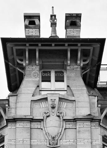 nouveau prix 775 000 euros FAI
Bienvenue dans cette villa, œuvre architecturale de Fernand César (1886-1969), associé et fils de l’architecte Félicien (1849-1930) livrée en 1912 à son commanditaire - l’industriel Adrien Humblot spécialiste de l’impression photographique - dans l’état que nous lui connaissons aujourd’hui. Elle sera habitée par François Streiff, doyen de la faculté de médecine et spécialiste de l’histoire artistique lorraine avant de l’être discrètement par les propriétaires actuels.

Toutes les façades -objet d’un soin architectural sans ostentation- s’articulent les unes aux autres avec bonheur par l’usage approprié du pan cassé. La façade sur rue sait exploiter le dénivelé sur rue et en profondeur grâce à l’horizontale du mur de clôture puis de soutènement en opus incertum de « mosaïque de roche ». Les éléments verticaux que sont la tour octogonale et la discrète entrée (que l’on dirait maçonnique) « écrivent » l’immeuble entre art nouveau et éclectisme.
1909, année de sa conception, correspond au chant du cygne du mouvement de l’École de Nancy. Les César sont reconnus pour une production architecturale polymorphe tant à Nancy, qu’à Vittel. Dès 1905 le fils seconde son père et s’en affranchit peu à peu mais continue de collaborer avec les artisans art nouveau de la seconde génération- ce qui ne manque pas de donner à cette villa toute sa singularité de dépouillement, de transition,  et de prélude à l’art déco dont nous fêtons le centenaire. 
Les interventions d’arts appliqués sont donc remarquablement mesurées : ferronneries, ébénisteries, céramiques, staff. Sauf celles de Jacques Gruber, qui foisonnent en un florilège de lumières, de compositions savantes au thème végétal et d’excellence des techniques mises en œuvre : grisailles, verres martelés, cabochons, gravures à l’acide…
Rappelons que le prolifique maître-verrier nancéien est l’auteur de vitraux pour la Chambre de Commerce et d’Industrie, la villa Majorelle et - avec les mêmes César - de l’immense verrière du siège nancéiens du Crédit Lyonnais.  

SUR UN PLAN PLUS TECHNIQUE…
Parlons chiffres d’abord : 
La surface utile totale est de 482 m2 décomposée ainsi :
Habitable : 315 m2
Annexes en sous-sol : 132 m2
Annexes aux étages et combles (compris surf. Planchers) : 35 m2
Non compris les surfaces de terrasses : 76 m2 (hors deck du jardin)
La contenance cadastrale est de 738 m2 développés en cœur d’ilot en jouxtant l’atelier sanctuarisé ayant vu la création du camouflage.
La consommation énergétique effectivement constatée sur base des factures est de 8000 à 8500 € l’an comprenant la production d’eau chaude sanitaire par cumulus électriques, le chauffage central produit par chaudière fuel et une consommation de bois d’environ 2 stères : bien loin des 20 000 € moyens issus du DPE. Malgré la médiocrité des performances théoriques, la maison s’avère confortable du fait de l’inertie de ses corps de chauffe surdimensionnés mais je ne peux cependant passer sous silence un comble démuni en période caniculaire mais qu’il serait aisé d’améliorer.
A la faveur de la récente rénovation, les réseaux électriques -intégralement encastrés- ont été renouvelés et complétés par un appareillage atemporel de boutons tournants.
La sécurité de la maison est assurée par détecteurs volumétriques et caméra pilotable.
Les revêtements de sol sont principalement de carreau en grès incrusté de Landrecies ou de parquet de chêne à pose en chevron. Les escaliers sont en comblanchien et doté de garde-corps en fer forgé. L’intervention contemporaine concerne le sol de béton peint des combles, le renforcement de toutes les canalisations et d’installations sanitaires supplémentaires.
La cuisine a fait l’objet d’un renouvellement récent par de nombreux agencements fonctionnels servis par de belles matières simples et nobles.
La maison dispose d’une telle quantité d’espaces servants en sous-sol et répartis aux étages que le mobilier peut être réduit à l’essentiel. 
Les dimensions généreuses du garage d’une hauteur supérieure à 270 cm lui permettent de stationner simultanément une berline voire un utilitaire et une moto. Le tout protégés par les vantaux d’origine coulissants, robustes et motorisés.

MAIS PLACE A LA VISITE !
Le rez-de-chaussée -réduit à sa fonction d’entrée- est mis en relation avec le bien-nommé « piano nobile » par un escalier vertigineusement théâtral qui nous amène directement au bureau.  Puis nous accédons à ce vaste hall central qui distribue les espaces de réception par un couple de portes à galandage vitrées qui favorisent ainsi avec la salle à-manger et le salon un espace de réception de quasiment 60 m2 voire de 75 m2 en ouvrant le jardin d’hiver. La partie fixe d’une salle-à-manger supposée d’Eugène Vallin côtoie une cheminée de gré émaillé de la maison Gentil-Bourdet et voit son radiateur équipé d’un chauffe-plat. Enfin, ce rez-de-jardin surélevé dispose de deux accès aux extérieurs, l’un par la cuisine et l’autre par le divin jardin d’hiver.
L’étage est doté d’une même hauteur sous plafond de 330 cm d’une même distribution centrée qui distribue 3 chambres, un immense dressing et la buanderie.
L’ascension se poursuit aux combles dotés de nombreuses surprises tel ce palier à l’énigmatique puits de lumière, cette chambre féeriquement monacale, une cabine de douche prodiguant musique chromothérapie et fonction de hammam et, encore plus inattendue, l’improbable roof-top de 50 m2 qui offre une vue panoramique sur la vieille ville et, par beau temps, jusqu’à la ligne bleue des Vosges.
Sur les deux niveaux nuit, la moitié des six chambres a une surface supérieure à 20 m2 et deux d’entre elles partagent une terrasse donnant sur le hêtre centenaire. La chambre parentale – 30 m2 compris sa salle d’eau privative- s’offre une triple orientation.
En résumé, avec une science consommée des harmonies, Fernand César offre une composition cruciforme de pièces toutes diversement personnalisées dans leurs proportions et qualifications (notamment par une dizaine de poêles et cheminées historiques) qui tire le meilleur parti de la course du soleil, du rapport équilibré au jardin arboré et des éléments qui y bruissent.
Parviendrons-nous - par nos mots et photographies- à restituer l’extrême pérennité des choix constructif de la villa, sa sobriété, gage d’une densité patrimoniale qui ne pèse jamais mais dont la consistance historique fait que chaque endroit du plus modeste au plus en vue témoigne avec simplicité de ce savoir-faire nancéien exceptionnel.

Hâte donc de vous y recevoir !

« Je voudrais de la lumière
Comme en Nouvelle Angleterre
Je veux changer d'atmosphère
Dans mon jardin d'hiver »