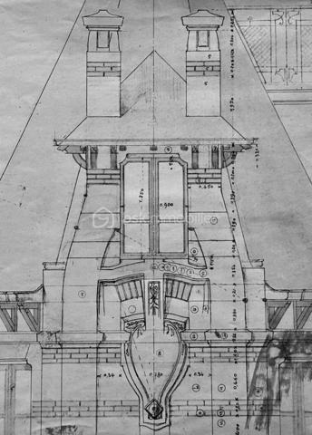 nouveau prix 775 000 euros FAI
Bienvenue dans cette villa, œuvre architecturale de Fernand César (1886-1969), associé et fils de l’architecte Félicien (1849-1930) livrée en 1912 à son commanditaire - l’industriel Adrien Humblot spécialiste de l’impression photographique - dans l’état que nous lui connaissons aujourd’hui. Elle sera habitée par François Streiff, doyen de la faculté de médecine et spécialiste de l’histoire artistique lorraine avant de l’être discrètement par les propriétaires actuels.

Toutes les façades -objet d’un soin architectural sans ostentation- s’articulent les unes aux autres avec bonheur par l’usage approprié du pan cassé. La façade sur rue sait exploiter le dénivelé sur rue et en profondeur grâce à l’horizontale du mur de clôture puis de soutènement en opus incertum de « mosaïque de roche ». Les éléments verticaux que sont la tour octogonale et la discrète entrée (que l’on dirait maçonnique) « écrivent » l’immeuble entre art nouveau et éclectisme.
1909, année de sa conception, correspond au chant du cygne du mouvement de l’École de Nancy. Les César sont reconnus pour une production architecturale polymorphe tant à Nancy, qu’à Vittel. Dès 1905 le fils seconde son père et s’en affranchit peu à peu mais continue de collaborer avec les artisans art nouveau de la seconde génération- ce qui ne manque pas de donner à cette villa toute sa singularité de dépouillement, de transition,  et de prélude à l’art déco dont nous fêtons le centenaire. 
Les interventions d’arts appliqués sont donc remarquablement mesurées : ferronneries, ébénisteries, céramiques, staff. Sauf celles de Jacques Gruber, qui foisonnent en un florilège de lumières, de compositions savantes au thème végétal et d’excellence des techniques mises en œuvre : grisailles, verres martelés, cabochons, gravures à l’acide…
Rappelons que le prolifique maître-verrier nancéien est l’auteur de vitraux pour la Chambre de Commerce et d’Industrie, la villa Majorelle et - avec les mêmes César - de l’immense verrière du siège nancéiens du Crédit Lyonnais.  

SUR UN PLAN PLUS TECHNIQUE…
Parlons chiffres d’abord : 
La surface utile totale est de 482 m2 décomposée ainsi :
Habitable : 315 m2
Annexes en sous-sol : 132 m2
Annexes aux étages et combles (compris surf. Planchers) : 35 m2
Non compris les surfaces de terrasses : 76 m2 (hors deck du jardin)
La contenance cadastrale est de 738 m2 développés en cœur d’ilot en jouxtant l’atelier sanctuarisé ayant vu la création du camouflage.
La consommation énergétique effectivement constatée sur base des factures est de 8000 à 8500 € l’an comprenant la production d’eau chaude sanitaire par cumulus électriques, le chauffage central produit par chaudière fuel et une consommation de bois d’environ 2 stères : bien loin des 20 000 € moyens issus du DPE. Malgré la médiocrité des performances théoriques, la maison s’avère confortable du fait de l’inertie de ses corps de chauffe surdimensionnés mais je ne peux cependant passer sous silence un comble démuni en période caniculaire mais qu’il serait aisé d’améliorer.
A la faveur de la récente rénovation, les réseaux électriques -intégralement encastrés- ont été renouvelés et complétés par un appareillage atemporel de boutons tournants.
La sécurité de la maison est assurée par détecteurs volumétriques et caméra pilotable.
Les revêtements de sol sont principalement de carreau en grès incrusté de Landrecies ou de parquet de chêne à pose en chevron. Les escaliers sont en comblanchien et doté de garde-corps en fer forgé. L’intervention contemporaine concerne le sol de béton peint des combles, le renforcement de toutes les canalisations et d’installations sanitaires supplémentaires.
La cuisine a fait l’objet d’un renouvellement récent par de nombreux agencements fonctionnels servis par de belles matières simples et nobles.
La maison dispose d’une telle quantité d’espaces servants en sous-sol et répartis aux étages que le mobilier peut être réduit à l’essentiel. 
Les dimensions généreuses du garage d’une hauteur supérieure à 270 cm lui permettent de stationner simultanément une berline voire un utilitaire et une moto. Le tout protégés par les vantaux d’origine coulissants, robustes et motorisés.

MAIS PLACE A LA VISITE !
Le rez-de-chaussée -réduit à sa fonction d’entrée- est mis en relation avec le bien-nommé « piano nobile » par un escalier vertigineusement théâtral qui nous amène directement au bureau.  Puis nous accédons à ce vaste hall central qui distribue les espaces de réception par un couple de portes à galandage vitrées qui favorisent ainsi avec la salle à-manger et le salon un espace de réception de quasiment 60 m2 voire de 75 m2 en ouvrant le jardin d’hiver. La partie fixe d’une salle-à-manger supposée d’Eugène Vallin côtoie une cheminée de gré émaillé de la maison Gentil-Bourdet et voit son radiateur équipé d’un chauffe-plat. Enfin, ce rez-de-jardin surélevé dispose de deux accès aux extérieurs, l’un par la cuisine et l’autre par le divin jardin d’hiver.
L’étage est doté d’une même hauteur sous plafond de 330 cm d’une même distribution centrée qui distribue 3 chambres, un immense dressing et la buanderie.
L’ascension se poursuit aux combles dotés de nombreuses surprises tel ce palier à l’énigmatique puits de lumière, cette chambre féeriquement monacale, une cabine de douche prodiguant musique chromothérapie et fonction de hammam et, encore plus inattendue, l’improbable roof-top de 50 m2 qui offre une vue panoramique sur la vieille ville et, par beau temps, jusqu’à la ligne bleue des Vosges.
Sur les deux niveaux nuit, la moitié des six chambres a une surface supérieure à 20 m2 et deux d’entre elles partagent une terrasse donnant sur le hêtre centenaire. La chambre parentale – 30 m2 compris sa salle d’eau privative- s’offre une triple orientation.
En résumé, avec une science consommée des harmonies, Fernand César offre une composition cruciforme de pièces toutes diversement personnalisées dans leurs proportions et qualifications (notamment par une dizaine de poêles et cheminées historiques) qui tire le meilleur parti de la course du soleil, du rapport équilibré au jardin arboré et des éléments qui y bruissent.
Parviendrons-nous - par nos mots et photographies- à restituer l’extrême pérennité des choix constructif de la villa, sa sobriété, gage d’une densité patrimoniale qui ne pèse jamais mais dont la consistance historique fait que chaque endroit du plus modeste au plus en vue témoigne avec simplicité de ce savoir-faire nancéien exceptionnel.

Hâte donc de vous y recevoir !

« Je voudrais de la lumière
Comme en Nouvelle Angleterre
Je veux changer d'atmosphère
Dans mon jardin d'hiver »