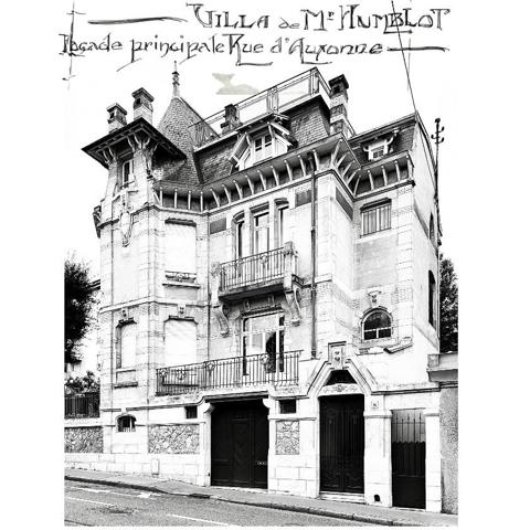 nouveau prix 775 000 euros FAI
Bienvenue dans cette villa, œuvre architecturale de Fernand César (1886-1969), associé et fils de l’architecte Félicien (1849-1930) livrée en 1912 à son commanditaire - l’industriel Adrien Humblot spécialiste de l’impression photographique - dans l’état que nous lui connaissons aujourd’hui. Elle sera habitée par François Streiff, doyen de la faculté de médecine et spécialiste de l’histoire artistique lorraine avant de l’être discrètement par les propriétaires actuels.

Toutes les façades -objet d’un soin architectural sans ostentation- s’articulent les unes aux autres avec bonheur par l’usage approprié du pan cassé. La façade sur rue sait exploiter le dénivelé sur rue et en profondeur grâce à l’horizontale du mur de clôture puis de soutènement en opus incertum de « mosaïque de roche ». Les éléments verticaux que sont la tour octogonale et la discrète entrée (que l’on dirait maçonnique) « écrivent » l’immeuble entre art nouveau et éclectisme.
1909, année de sa conception, correspond au chant du cygne du mouvement de l’École de Nancy. Les César sont reconnus pour une production architecturale polymorphe tant à Nancy, qu’à Vittel. Dès 1905 le fils seconde son père et s’en affranchit peu à peu mais continue de collaborer avec les artisans art nouveau de la seconde génération- ce qui ne manque pas de donner à cette villa toute sa singularité de dépouillement, de transition,  et de prélude à l’art déco dont nous fêtons le centenaire. 
Les interventions d’arts appliqués sont donc remarquablement mesurées : ferronneries, ébénisteries, céramiques, staff. Sauf celles de Jacques Gruber, qui foisonnent en un florilège de lumières, de compositions savantes au thème végétal et d’excellence des techniques mises en œuvre : grisailles, verres martelés, cabochons, gravures à l’acide…
Rappelons que le prolifique maître-verrier nancéien est l’auteur de vitraux pour la Chambre de Commerce et d’Industrie, la villa Majorelle et - avec les mêmes César - de l’immense verrière du siège nancéiens du Crédit Lyonnais.  

SUR UN PLAN PLUS TECHNIQUE…
Parlons chiffres d’abord : 
La surface utile totale est de 482 m2 décomposée ainsi :
Habitable : 315 m2
Annexes en sous-sol : 132 m2
Annexes aux étages et combles (compris surf. Planchers) : 35 m2
Non compris les surfaces de terrasses : 76 m2 (hors deck du jardin)
La contenance cadastrale est de 738 m2 développés en cœur d’ilot en jouxtant l’atelier sanctuarisé ayant vu la création du camouflage.
La consommation énergétique effectivement constatée sur base des factures est de 8000 à 8500 € l’an comprenant la production d’eau chaude sanitaire par cumulus électriques, le chauffage central produit par chaudière fuel et une consommation de bois d’environ 2 stères : bien loin des 20 000 € moyens issus du DPE. Malgré la médiocrité des performances théoriques, la maison s’avère confortable du fait de l’inertie de ses corps de chauffe surdimensionnés mais je ne peux cependant passer sous silence un comble démuni en période caniculaire mais qu’il serait aisé d’améliorer.
A la faveur de la récente rénovation, les réseaux électriques -intégralement encastrés- ont été renouvelés et complétés par un appareillage atemporel de boutons tournants.
La sécurité de la maison est assurée par détecteurs volumétriques et caméra pilotable.
Les revêtements de sol sont principalement de carreau en grès incrusté de Landrecies ou de parquet de chêne à pose en chevron. Les escaliers sont en comblanchien et doté de garde-corps en fer forgé. L’intervention contemporaine concerne le sol de béton peint des combles, le renforcement de toutes les canalisations et d’installations sanitaires supplémentaires.
La cuisine a fait l’objet d’un renouvellement récent par de nombreux agencements fonctionnels servis par de belles matières simples et nobles.
La maison dispose d’une telle quantité d’espaces servants en sous-sol et répartis aux étages que le mobilier peut être réduit à l’essentiel. 
Les dimensions généreuses du garage d’une hauteur supérieure à 270 cm lui permettent de stationner simultanément une berline voire un utilitaire et une moto. Le tout protégés par les vantaux d’origine coulissants, robustes et motorisés.

MAIS PLACE A LA VISITE !
Le rez-de-chaussée -réduit à sa fonction d’entrée- est mis en relation avec le bien-nommé « piano nobile » par un escalier vertigineusement théâtral qui nous amène directement au bureau.  Puis nous accédons à ce vaste hall central qui distribue les espaces de réception par un couple de portes à galandage vitrées qui favorisent ainsi avec la salle à-manger et le salon un espace de réception de quasiment 60 m2 voire de 75 m2 en ouvrant le jardin d’hiver. La partie fixe d’une salle-à-manger supposée d’Eugène Vallin côtoie une cheminée de gré émaillé de la maison Gentil-Bourdet et voit son radiateur équipé d’un chauffe-plat. Enfin, ce rez-de-jardin surélevé dispose de deux accès aux extérieurs, l’un par la cuisine et l’autre par le divin jardin d’hiver.
L’étage est doté d’une même hauteur sous plafond de 330 cm d’une même distribution centrée qui distribue 3 chambres, un immense dressing et la buanderie.
L’ascension se poursuit aux combles dotés de nombreuses surprises tel ce palier à l’énigmatique puits de lumière, cette chambre féeriquement monacale, une cabine de douche prodiguant musique chromothérapie et fonction de hammam et, encore plus inattendue, l’improbable roof-top de 50 m2 qui offre une vue panoramique sur la vieille ville et, par beau temps, jusqu’à la ligne bleue des Vosges.
Sur les deux niveaux nuit, la moitié des six chambres a une surface supérieure à 20 m2 et deux d’entre elles partagent une terrasse donnant sur le hêtre centenaire. La chambre parentale – 30 m2 compris sa salle d’eau privative- s’offre une triple orientation.
En résumé, avec une science consommée des harmonies, Fernand César offre une composition cruciforme de pièces toutes diversement personnalisées dans leurs proportions et qualifications (notamment par une dizaine de poêles et cheminées historiques) qui tire le meilleur parti de la course du soleil, du rapport équilibré au jardin arboré et des éléments qui y bruissent.
Parviendrons-nous - par nos mots et photographies- à restituer l’extrême pérennité des choix constructif de la villa, sa sobriété, gage d’une densité patrimoniale qui ne pèse jamais mais dont la consistance historique fait que chaque endroit du plus modeste au plus en vue témoigne avec simplicité de ce savoir-faire nancéien exceptionnel.

Hâte donc de vous y recevoir !

« Je voudrais de la lumière
Comme en Nouvelle Angleterre
Je veux changer d'atmosphère
Dans mon jardin d'hiver »
