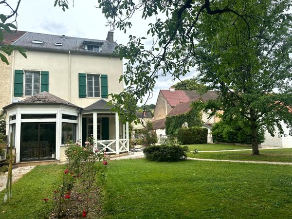 ELEGANTE PROPRIETE AVEC PISCINE, GÎTE INDÉPENDANT ET ESPACE PROFESSIONNEL – POUILLY-EN-AUXOIS CENTRE