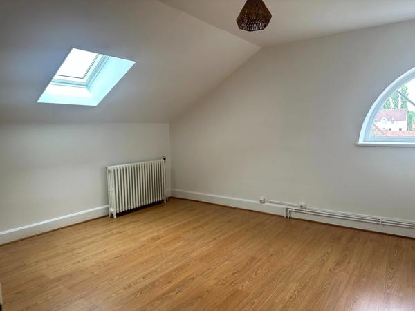 ELEGANTE PROPRIETE AVEC PISCINE, GÎTE INDÉPENDANT ET ESPACE PROFESSIONNEL – POUILLY-EN-AUXOIS CENTRE