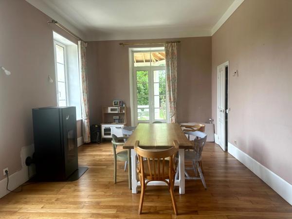 ELEGANTE PROPRIETE AVEC PISCINE, GÎTE INDÉPENDANT ET ESPACE PROFESSIONNEL – POUILLY-EN-AUXOIS CENTRE