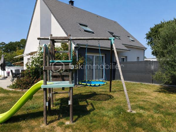 Vous recherchez une maison spacieuse et confortable, offrant suffisamment de place pour accueillir toute votre famille ?
Située à La Croix-Avranchin, à seulement 5 minutes de Saint-James, cette maison construite en 2016 développe environ 154 m² habitables sur une parcelle de 767 m².

Dès l’entrée, vous découvrez une agréable pièce de vie avec salon, séjour et cuisine aménagée et équipée, offrant un espace convivial pour les moments du quotidien.
Le rez-de-chaussée permet une vie de plain-pied grâce à ses deux chambres, sa salle d’eau entièrement rénovée en 2026 et son WC indépendant. Attenante à la cuisine, une buanderie permet également d’accéder directement au garage.

À l’étage, un vaste palier offre un véritable espace supplémentaire à aménager selon vos besoins : coin lecture, salle de jeux, bureau ou espace détente. Il dessert trois chambres, une salle de bains ainsi qu’un second WC indépendant.

À l’extérieur, vous profiterez d’une terrasse d’environ 30 m² exposée plein sud. Une dépendance vient compléter l’ensemble et offre un espace de stockage supplémentaire.

Côté confort, la maison bénéficie d’un excellent classement énergétique DPE A. Elle dispose d’un chauffage électrique complété par un poêle à bois, d’un chauffe-eau thermodynamique, de menuiseries PVC double vitrage et est raccordée au tout-à-l’égout.
Ses atouts : 154 m² habitables, 5 chambres dont 2 au rez-de-chaussée, vie de plain-pied, DPE A, terrasse plein sud, garage et dépendance.
Sa situation permet également de rejoindre facilement les principaux axes : A84 à seulement 3 km, Pontorson à environ 10 minutes, Rennes à environ 45 minutes et 1h de Caen.

Une maison fonctionnelle aux beaux volumes, pensée pour la vie de famille et bénéficiant d'une situation pratique pour vos déplacements quotidiens.
Contactez-moi pour obtenir davantage de renseignements et organiser une visite.