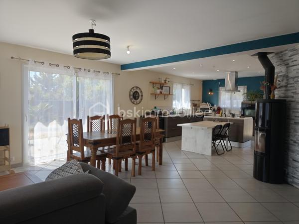 Vous recherchez une maison spacieuse et confortable, offrant suffisamment de place pour accueillir toute votre famille ?
Située à La Croix-Avranchin, à seulement 5 minutes de Saint-James, cette maison construite en 2016 développe environ 154 m² habitables sur une parcelle de 767 m².

Dès l’entrée, vous découvrez une agréable pièce de vie avec salon, séjour et cuisine aménagée et équipée, offrant un espace convivial pour les moments du quotidien.
Le rez-de-chaussée permet une vie de plain-pied grâce à ses deux chambres, sa salle d’eau entièrement rénovée en 2026 et son WC indépendant. Attenante à la cuisine, une buanderie permet également d’accéder directement au garage.

À l’étage, un vaste palier offre un véritable espace supplémentaire à aménager selon vos besoins : coin lecture, salle de jeux, bureau ou espace détente. Il dessert trois chambres, une salle de bains ainsi qu’un second WC indépendant.

À l’extérieur, vous profiterez d’une terrasse d’environ 30 m² exposée plein sud. Une dépendance vient compléter l’ensemble et offre un espace de stockage supplémentaire.

Côté confort, la maison bénéficie d’un excellent classement énergétique DPE A. Elle dispose d’un chauffage électrique complété par un poêle à bois, d’un chauffe-eau thermodynamique, de menuiseries PVC double vitrage et est raccordée au tout-à-l’égout.
Ses atouts : 154 m² habitables, 5 chambres dont 2 au rez-de-chaussée, vie de plain-pied, DPE A, terrasse plein sud, garage et dépendance.
Sa situation permet également de rejoindre facilement les principaux axes : A84 à seulement 3 km, Pontorson à environ 10 minutes, Rennes à environ 45 minutes et 1h de Caen.

Une maison fonctionnelle aux beaux volumes, pensée pour la vie de famille et bénéficiant d'une situation pratique pour vos déplacements quotidiens.
Contactez-moi pour obtenir davantage de renseignements et organiser une visite.