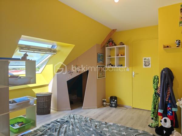 Vous recherchez une maison spacieuse et confortable, offrant suffisamment de place pour accueillir toute votre famille ?
Située à La Croix-Avranchin, à seulement 5 minutes de Saint-James, cette maison construite en 2016 développe environ 154 m² habitables sur une parcelle de 767 m².

Dès l’entrée, vous découvrez une agréable pièce de vie avec salon, séjour et cuisine aménagée et équipée, offrant un espace convivial pour les moments du quotidien.
Le rez-de-chaussée permet une vie de plain-pied grâce à ses deux chambres, sa salle d’eau entièrement rénovée en 2026 et son WC indépendant. Attenante à la cuisine, une buanderie permet également d’accéder directement au garage.

À l’étage, un vaste palier offre un véritable espace supplémentaire à aménager selon vos besoins : coin lecture, salle de jeux, bureau ou espace détente. Il dessert trois chambres, une salle de bains ainsi qu’un second WC indépendant.

À l’extérieur, vous profiterez d’une terrasse d’environ 30 m² exposée plein sud. Une dépendance vient compléter l’ensemble et offre un espace de stockage supplémentaire.

Côté confort, la maison bénéficie d’un excellent classement énergétique DPE A. Elle dispose d’un chauffage électrique complété par un poêle à bois, d’un chauffe-eau thermodynamique, de menuiseries PVC double vitrage et est raccordée au tout-à-l’égout.
Ses atouts : 154 m² habitables, 5 chambres dont 2 au rez-de-chaussée, vie de plain-pied, DPE A, terrasse plein sud, garage et dépendance.
Sa situation permet également de rejoindre facilement les principaux axes : A84 à seulement 3 km, Pontorson à environ 10 minutes, Rennes à environ 45 minutes et 1h de Caen.

Une maison fonctionnelle aux beaux volumes, pensée pour la vie de famille et bénéficiant d'une situation pratique pour vos déplacements quotidiens.
Contactez-moi pour obtenir davantage de renseignements et organiser une visite.
