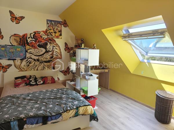Vous recherchez une maison spacieuse et confortable, offrant suffisamment de place pour accueillir toute votre famille ?
Située à La Croix-Avranchin, à seulement 5 minutes de Saint-James, cette maison construite en 2016 développe environ 154 m² habitables sur une parcelle de 767 m².

Dès l’entrée, vous découvrez une agréable pièce de vie avec salon, séjour et cuisine aménagée et équipée, offrant un espace convivial pour les moments du quotidien.
Le rez-de-chaussée permet une vie de plain-pied grâce à ses deux chambres, sa salle d’eau entièrement rénovée en 2026 et son WC indépendant. Attenante à la cuisine, une buanderie permet également d’accéder directement au garage.

À l’étage, un vaste palier offre un véritable espace supplémentaire à aménager selon vos besoins : coin lecture, salle de jeux, bureau ou espace détente. Il dessert trois chambres, une salle de bains ainsi qu’un second WC indépendant.

À l’extérieur, vous profiterez d’une terrasse d’environ 30 m² exposée plein sud. Une dépendance vient compléter l’ensemble et offre un espace de stockage supplémentaire.

Côté confort, la maison bénéficie d’un excellent classement énergétique DPE A. Elle dispose d’un chauffage électrique complété par un poêle à bois, d’un chauffe-eau thermodynamique, de menuiseries PVC double vitrage et est raccordée au tout-à-l’égout.
Ses atouts : 154 m² habitables, 5 chambres dont 2 au rez-de-chaussée, vie de plain-pied, DPE A, terrasse plein sud, garage et dépendance.
Sa situation permet également de rejoindre facilement les principaux axes : A84 à seulement 3 km, Pontorson à environ 10 minutes, Rennes à environ 45 minutes et 1h de Caen.

Une maison fonctionnelle aux beaux volumes, pensée pour la vie de famille et bénéficiant d'une situation pratique pour vos déplacements quotidiens.
Contactez-moi pour obtenir davantage de renseignements et organiser une visite.