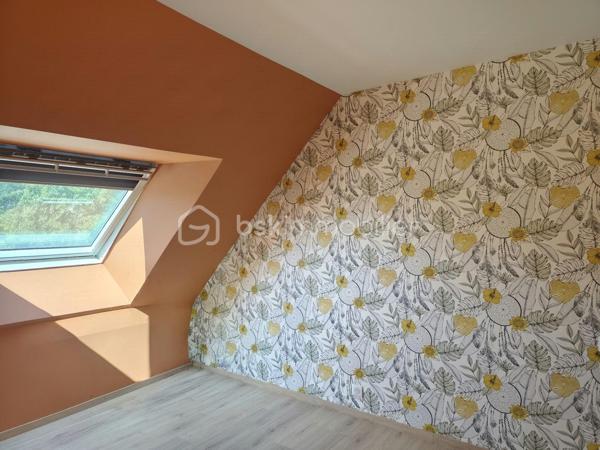 Vous recherchez une maison spacieuse et confortable, offrant suffisamment de place pour accueillir toute votre famille ?
Située à La Croix-Avranchin, à seulement 5 minutes de Saint-James, cette maison construite en 2016 développe environ 154 m² habitables sur une parcelle de 767 m².

Dès l’entrée, vous découvrez une agréable pièce de vie avec salon, séjour et cuisine aménagée et équipée, offrant un espace convivial pour les moments du quotidien.
Le rez-de-chaussée permet une vie de plain-pied grâce à ses deux chambres, sa salle d’eau entièrement rénovée en 2026 et son WC indépendant. Attenante à la cuisine, une buanderie permet également d’accéder directement au garage.

À l’étage, un vaste palier offre un véritable espace supplémentaire à aménager selon vos besoins : coin lecture, salle de jeux, bureau ou espace détente. Il dessert trois chambres, une salle de bains ainsi qu’un second WC indépendant.

À l’extérieur, vous profiterez d’une terrasse d’environ 30 m² exposée plein sud. Une dépendance vient compléter l’ensemble et offre un espace de stockage supplémentaire.

Côté confort, la maison bénéficie d’un excellent classement énergétique DPE A. Elle dispose d’un chauffage électrique complété par un poêle à bois, d’un chauffe-eau thermodynamique, de menuiseries PVC double vitrage et est raccordée au tout-à-l’égout.
Ses atouts : 154 m² habitables, 5 chambres dont 2 au rez-de-chaussée, vie de plain-pied, DPE A, terrasse plein sud, garage et dépendance.
Sa situation permet également de rejoindre facilement les principaux axes : A84 à seulement 3 km, Pontorson à environ 10 minutes, Rennes à environ 45 minutes et 1h de Caen.

Une maison fonctionnelle aux beaux volumes, pensée pour la vie de famille et bénéficiant d'une situation pratique pour vos déplacements quotidiens.
Contactez-moi pour obtenir davantage de renseignements et organiser une visite.