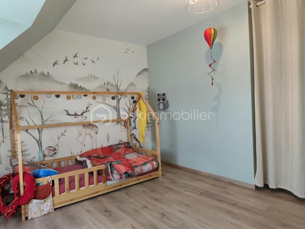 Vous recherchez une maison spacieuse et confortable, offrant suffisamment de place pour accueillir toute votre famille ?
Située à La Croix-Avranchin, à seulement 5 minutes de Saint-James, cette maison construite en 2016 développe environ 154 m² habitables sur une parcelle de 767 m².

Dès l’entrée, vous découvrez une agréable pièce de vie avec salon, séjour et cuisine aménagée et équipée, offrant un espace convivial pour les moments du quotidien.
Le rez-de-chaussée permet une vie de plain-pied grâce à ses deux chambres, sa salle d’eau entièrement rénovée en 2026 et son WC indépendant. Attenante à la cuisine, une buanderie permet également d’accéder directement au garage.

À l’étage, un vaste palier offre un véritable espace supplémentaire à aménager selon vos besoins : coin lecture, salle de jeux, bureau ou espace détente. Il dessert trois chambres, une salle de bains ainsi qu’un second WC indépendant.

À l’extérieur, vous profiterez d’une terrasse d’environ 30 m² exposée plein sud. Une dépendance vient compléter l’ensemble et offre un espace de stockage supplémentaire.

Côté confort, la maison bénéficie d’un excellent classement énergétique DPE A. Elle dispose d’un chauffage électrique complété par un poêle à bois, d’un chauffe-eau thermodynamique, de menuiseries PVC double vitrage et est raccordée au tout-à-l’égout.
Ses atouts : 154 m² habitables, 5 chambres dont 2 au rez-de-chaussée, vie de plain-pied, DPE A, terrasse plein sud, garage et dépendance.
Sa situation permet également de rejoindre facilement les principaux axes : A84 à seulement 3 km, Pontorson à environ 10 minutes, Rennes à environ 45 minutes et 1h de Caen.

Une maison fonctionnelle aux beaux volumes, pensée pour la vie de famille et bénéficiant d'une situation pratique pour vos déplacements quotidiens.
Contactez-moi pour obtenir davantage de renseignements et organiser une visite.