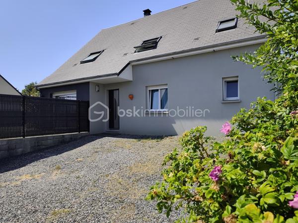 Vous recherchez une maison spacieuse et confortable, offrant suffisamment de place pour accueillir toute votre famille ?
Située à La Croix-Avranchin, à seulement 5 minutes de Saint-James, cette maison construite en 2016 développe environ 154 m² habitables sur une parcelle de 767 m².

Dès l’entrée, vous découvrez une agréable pièce de vie avec salon, séjour et cuisine aménagée et équipée, offrant un espace convivial pour les moments du quotidien.
Le rez-de-chaussée permet une vie de plain-pied grâce à ses deux chambres, sa salle d’eau entièrement rénovée en 2026 et son WC indépendant. Attenante à la cuisine, une buanderie permet également d’accéder directement au garage.

À l’étage, un vaste palier offre un véritable espace supplémentaire à aménager selon vos besoins : coin lecture, salle de jeux, bureau ou espace détente. Il dessert trois chambres, une salle de bains ainsi qu’un second WC indépendant.

À l’extérieur, vous profiterez d’une terrasse d’environ 30 m² exposée plein sud. Une dépendance vient compléter l’ensemble et offre un espace de stockage supplémentaire.

Côté confort, la maison bénéficie d’un excellent classement énergétique DPE A. Elle dispose d’un chauffage électrique complété par un poêle à bois, d’un chauffe-eau thermodynamique, de menuiseries PVC double vitrage et est raccordée au tout-à-l’égout.
Ses atouts : 154 m² habitables, 5 chambres dont 2 au rez-de-chaussée, vie de plain-pied, DPE A, terrasse plein sud, garage et dépendance.
Sa situation permet également de rejoindre facilement les principaux axes : A84 à seulement 3 km, Pontorson à environ 10 minutes, Rennes à environ 45 minutes et 1h de Caen.

Une maison fonctionnelle aux beaux volumes, pensée pour la vie de famille et bénéficiant d'une situation pratique pour vos déplacements quotidiens.
Contactez-moi pour obtenir davantage de renseignements et organiser une visite.