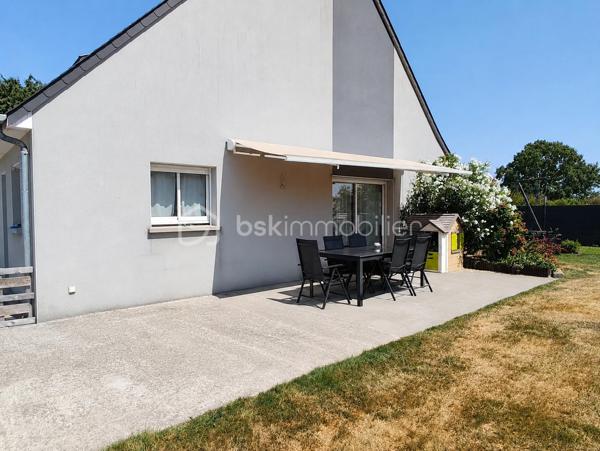 Vous recherchez une maison spacieuse et confortable, offrant suffisamment de place pour accueillir toute votre famille ?
Située à La Croix-Avranchin, à seulement 5 minutes de Saint-James, cette maison construite en 2016 développe environ 154 m² habitables sur une parcelle de 767 m².

Dès l’entrée, vous découvrez une agréable pièce de vie avec salon, séjour et cuisine aménagée et équipée, offrant un espace convivial pour les moments du quotidien.
Le rez-de-chaussée permet une vie de plain-pied grâce à ses deux chambres, sa salle d’eau entièrement rénovée en 2026 et son WC indépendant. Attenante à la cuisine, une buanderie permet également d’accéder directement au garage.

À l’étage, un vaste palier offre un véritable espace supplémentaire à aménager selon vos besoins : coin lecture, salle de jeux, bureau ou espace détente. Il dessert trois chambres, une salle de bains ainsi qu’un second WC indépendant.

À l’extérieur, vous profiterez d’une terrasse d’environ 30 m² exposée plein sud. Une dépendance vient compléter l’ensemble et offre un espace de stockage supplémentaire.

Côté confort, la maison bénéficie d’un excellent classement énergétique DPE A. Elle dispose d’un chauffage électrique complété par un poêle à bois, d’un chauffe-eau thermodynamique, de menuiseries PVC double vitrage et est raccordée au tout-à-l’égout.
Ses atouts : 154 m² habitables, 5 chambres dont 2 au rez-de-chaussée, vie de plain-pied, DPE A, terrasse plein sud, garage et dépendance.
Sa situation permet également de rejoindre facilement les principaux axes : A84 à seulement 3 km, Pontorson à environ 10 minutes, Rennes à environ 45 minutes et 1h de Caen.

Une maison fonctionnelle aux beaux volumes, pensée pour la vie de famille et bénéficiant d'une situation pratique pour vos déplacements quotidiens.
Contactez-moi pour obtenir davantage de renseignements et organiser une visite.